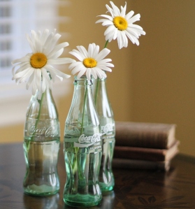 coke-bottles-with-daisies